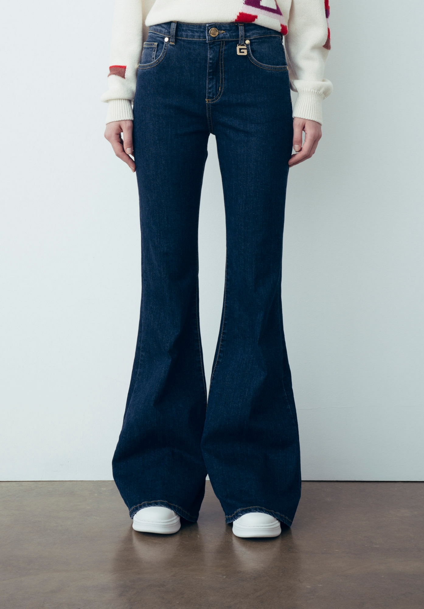 Jeans A Zampa In Denim Blu Scuro