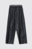 Pantalone carrot con piegoni e cinturino elasticato in twill • Nero