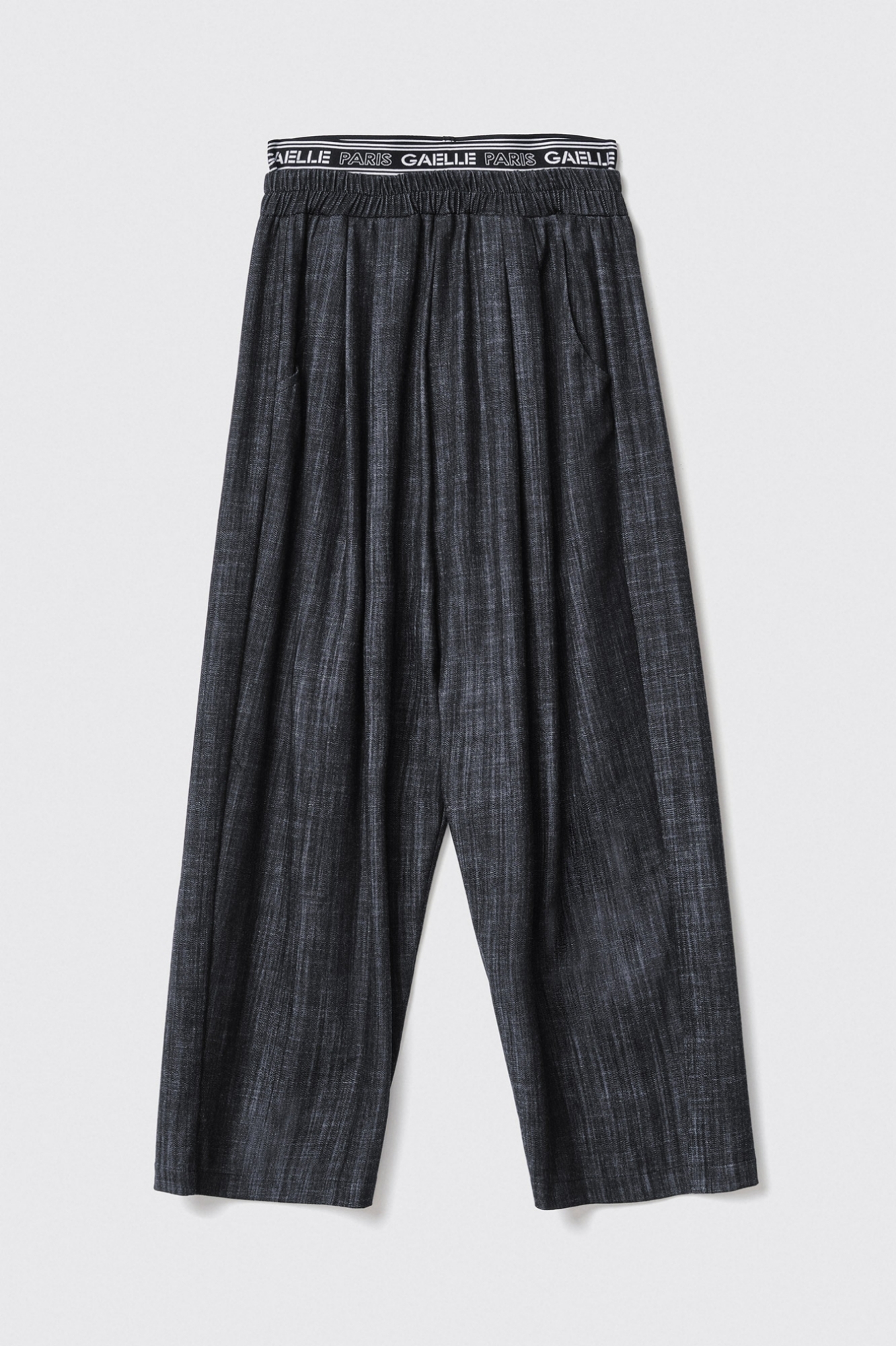 Pantalone carrot con piegoni e cinturino elasticato in twill • Nero