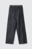 Pantalone carrot con piegoni e cinturino elasticato in twill • Nero