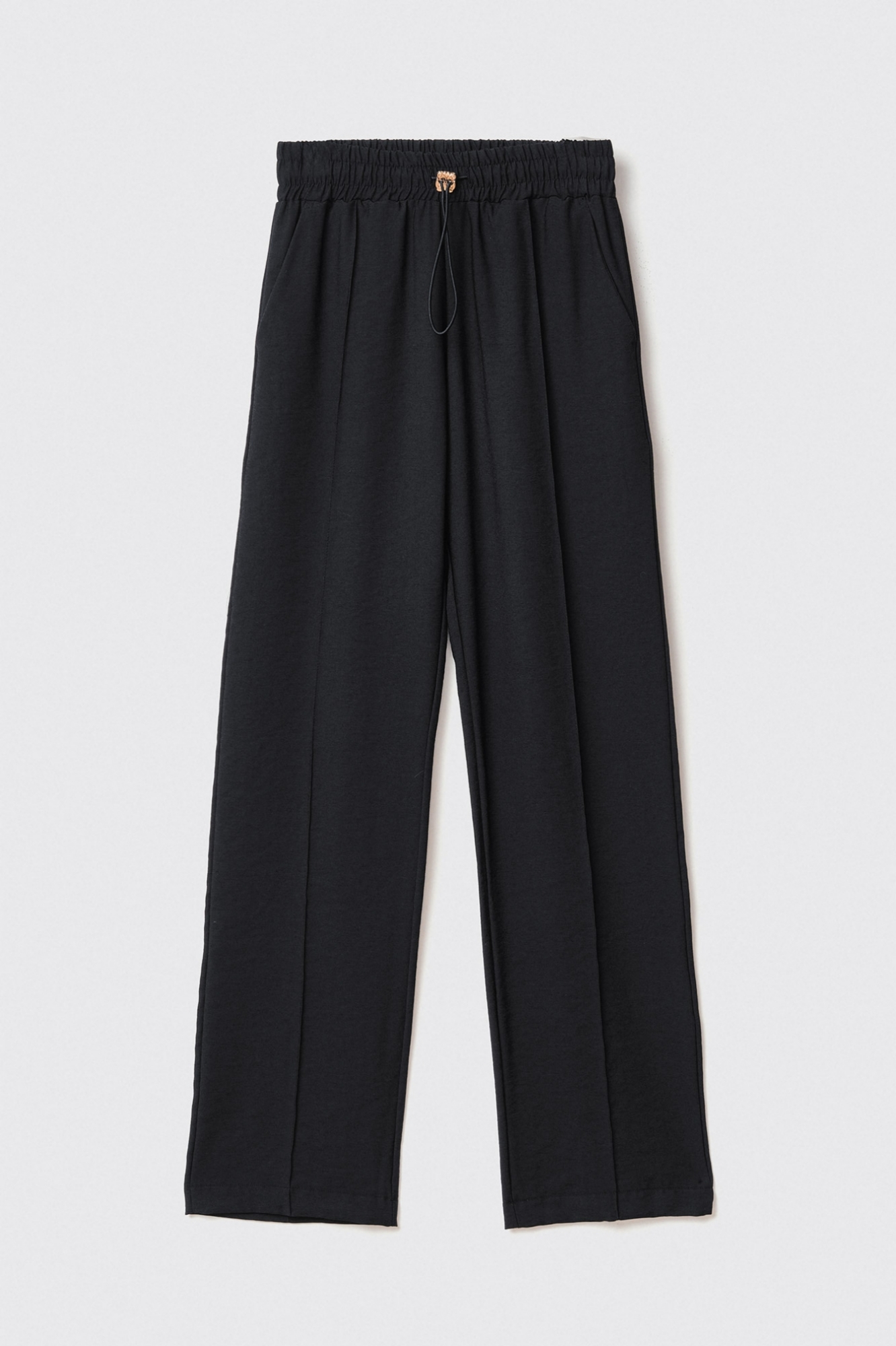 Pantalaccio in poliviscosa dritto morbido con coulisse in vita e tasche alla francese. • Nero