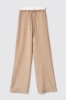 Pantalone dritto morbido con coulisse in vita e tasche nei fianchi aggiunta di finta mutanda in raso • Safari