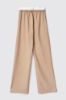 Pantalone dritto morbido con coulisse in vita e tasche nei fianchi aggiunta di finta mutanda in raso • Safari