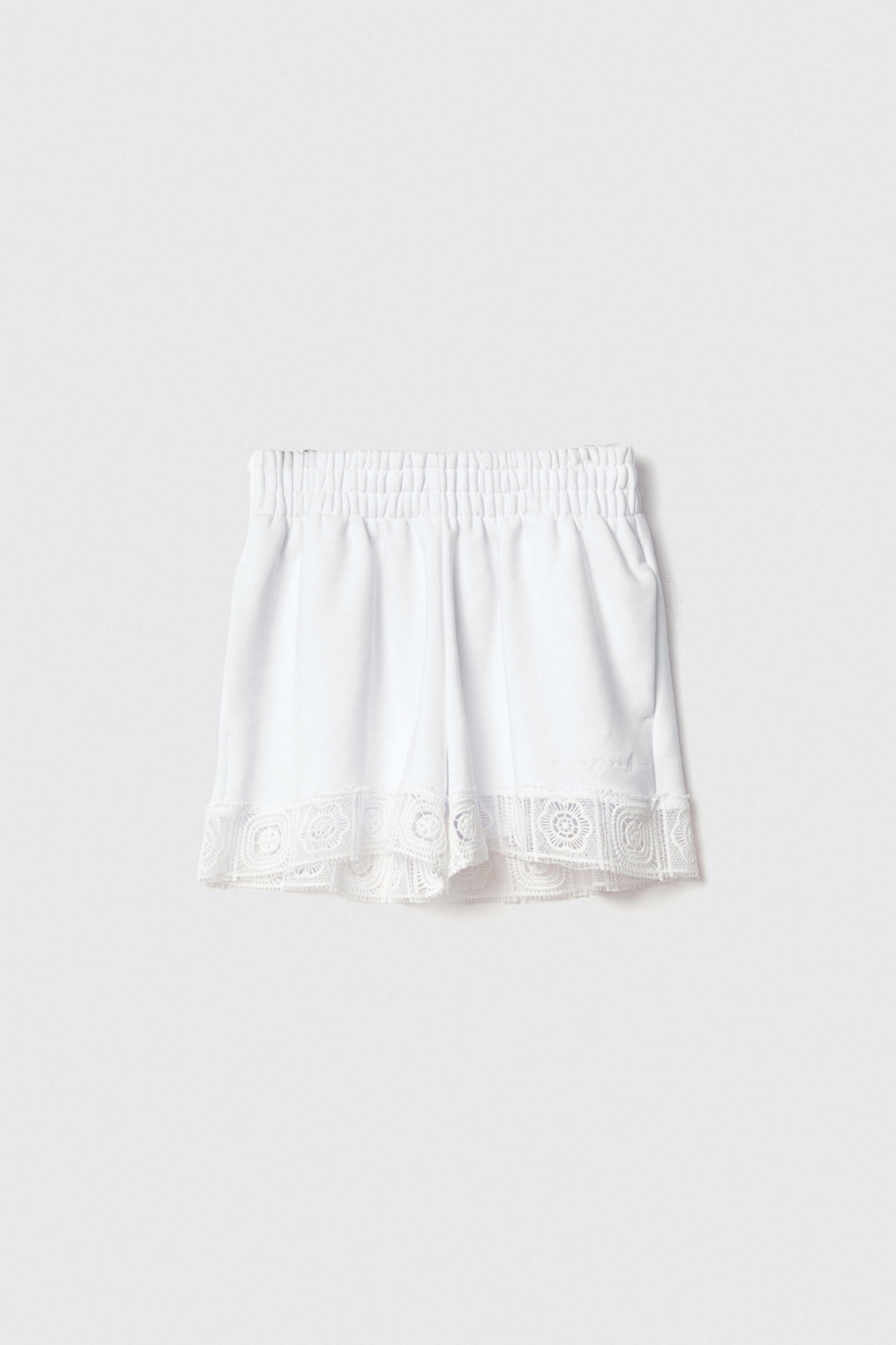 Short in felpa con balza in pizzo macramè • Bianco