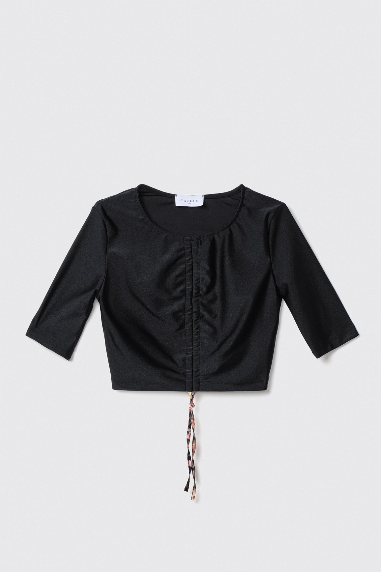 T-shirt paricollo con arricciatura al centro davanti • Nero