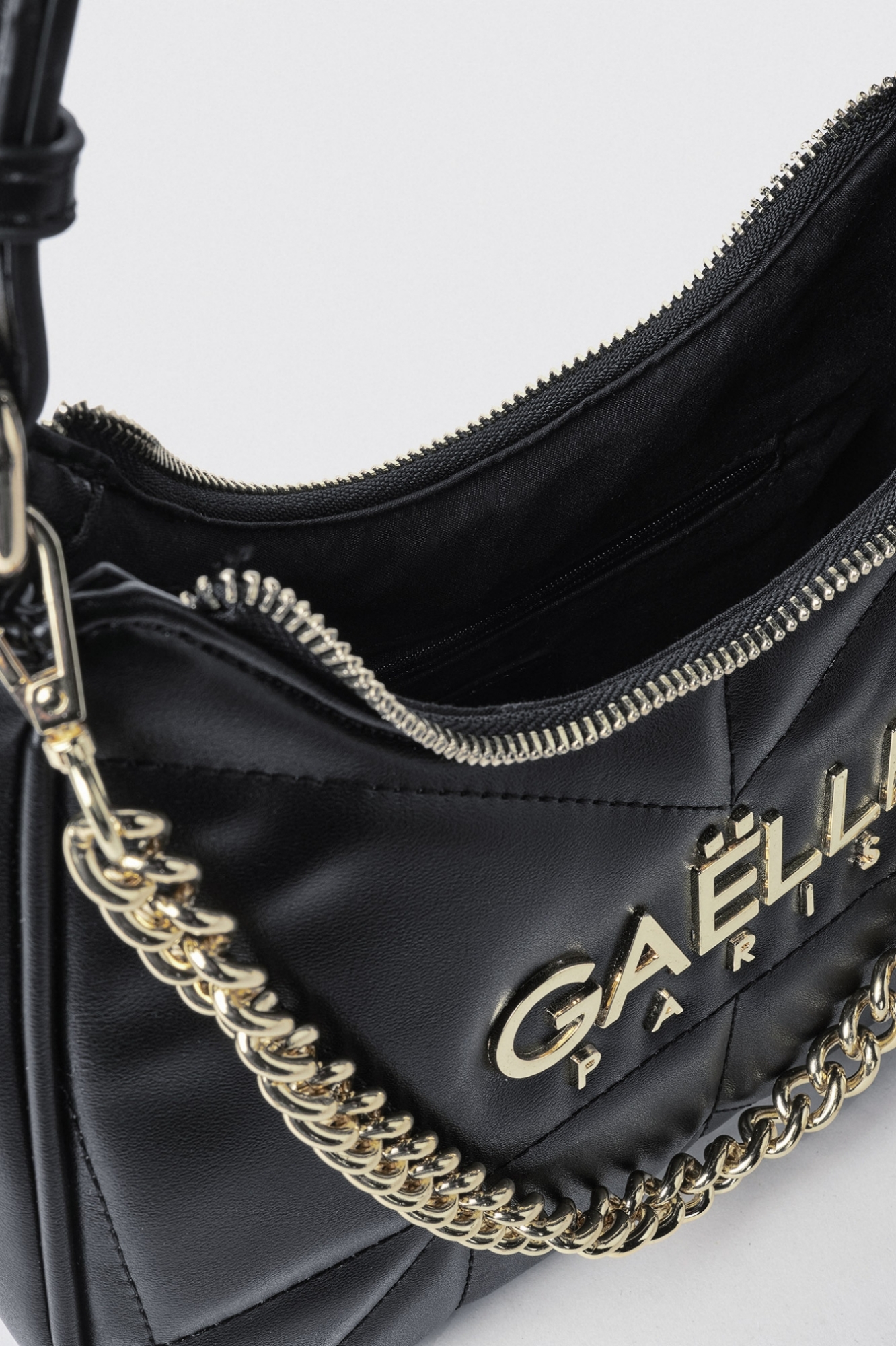 Reg shoulder strap con matelasse' e logo in metallo • Nero
