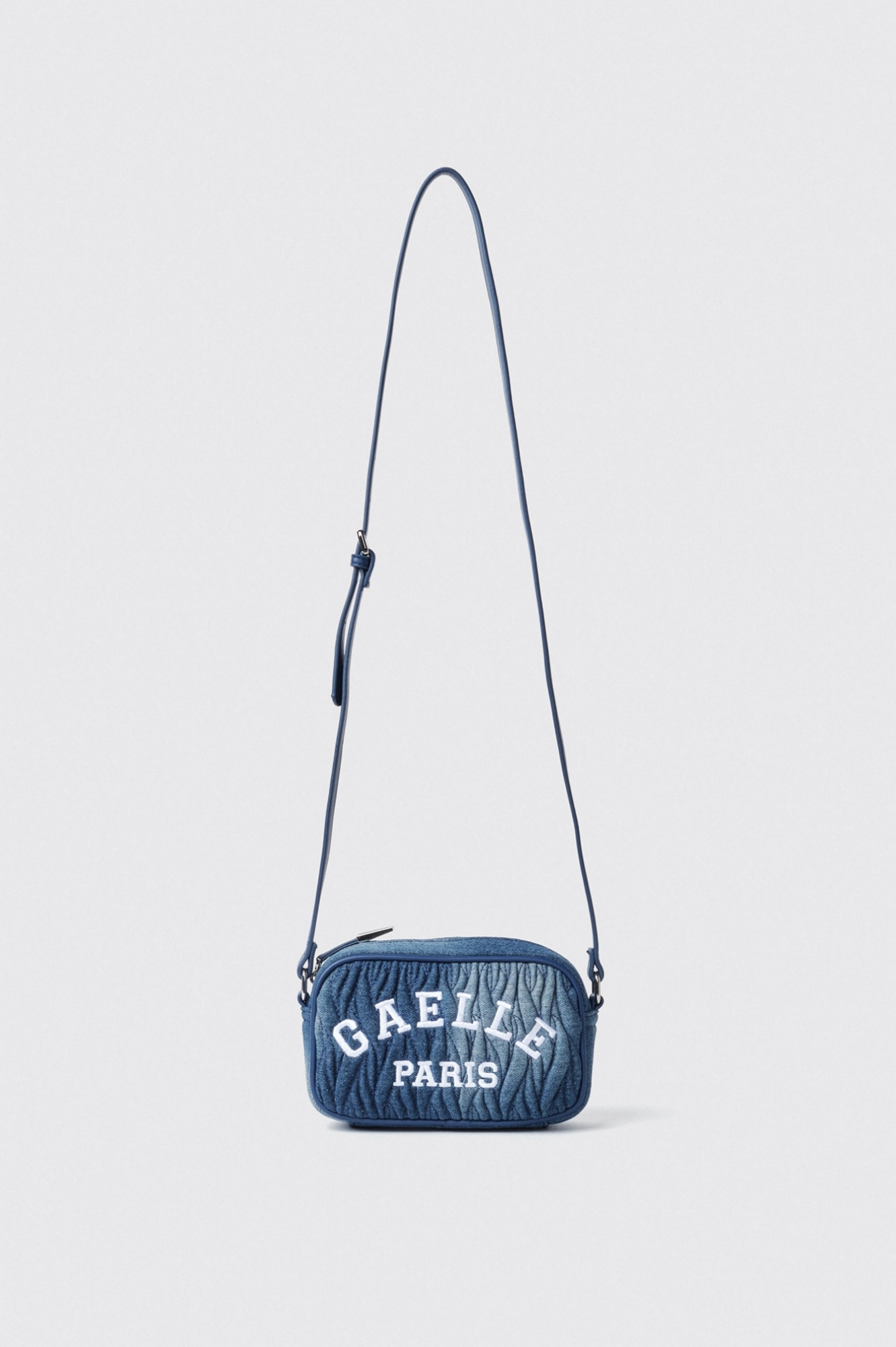 Mini camera bag denim plisse' con logo ricamato • Denim dark blue