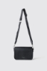 Mini shoulder strap con logo in metallo e tracolla personalizzata • Nero