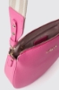 Reg moon bag con logo in metallo e tracolla jacquard • Fucsia