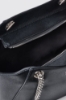 Maxi shoulder strap con logo in metallo • Nero