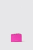 Card holder in ecopelle saffiano e logo in metallo • Fucsia
