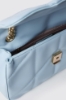Reg shoulder strap con matelasse' e logo in metallo • Celeste