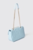 Maxi shoulder strap con matelasse' e logo in metallo • Celeste