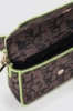 Mini shoulder strap con allover jacquard e logo in metallo • Marrone