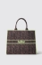 Maxi shopper con allover jacquard e logo in metallo • Marrone