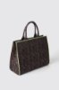 Maxi shopper con allover jacquard e logo in metallo • Marrone