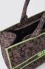 Maxi shopper con allover jacquard e logo in metallo • Marrone