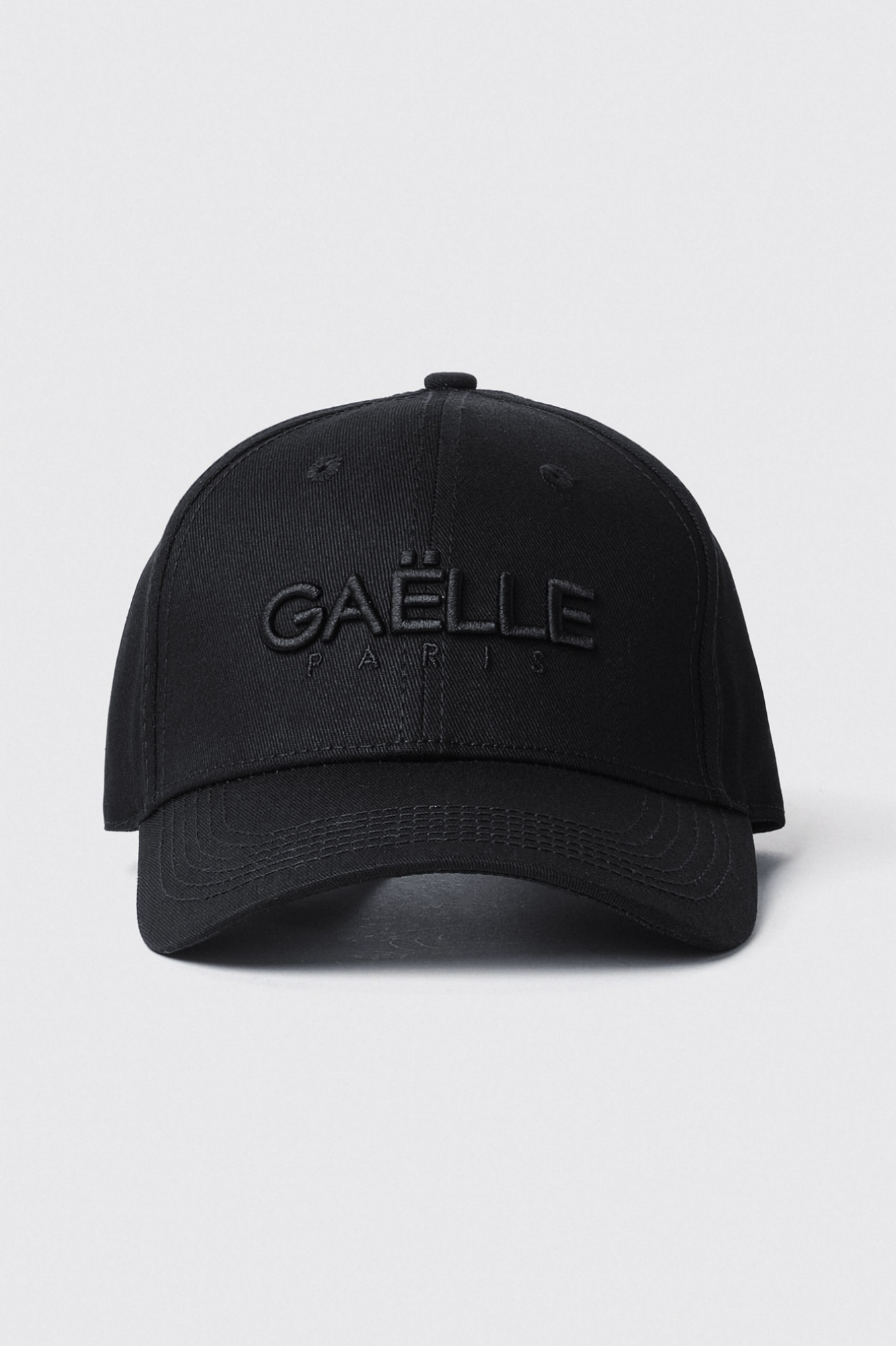 Cappello con visiera e logo ricamato • Nero