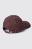 Cappello con visiera sfrangiata e logo in metallo • Marrone