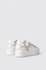 Sneakers addict in action leather con profili oro e catena con ciondolo • Bianco
