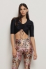 T-shirt paricollo con arricciatura al centro davanti • Nero