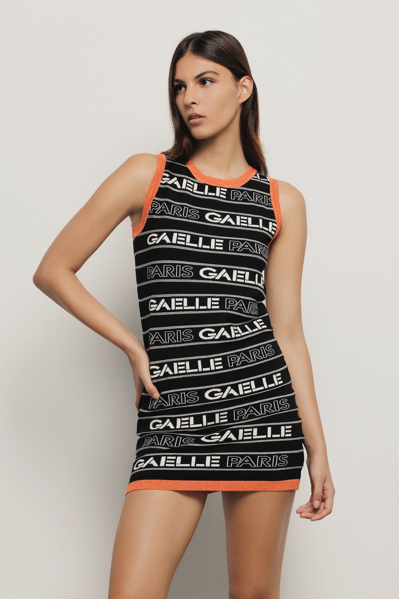 Abito midi con logo • Nero-arancione