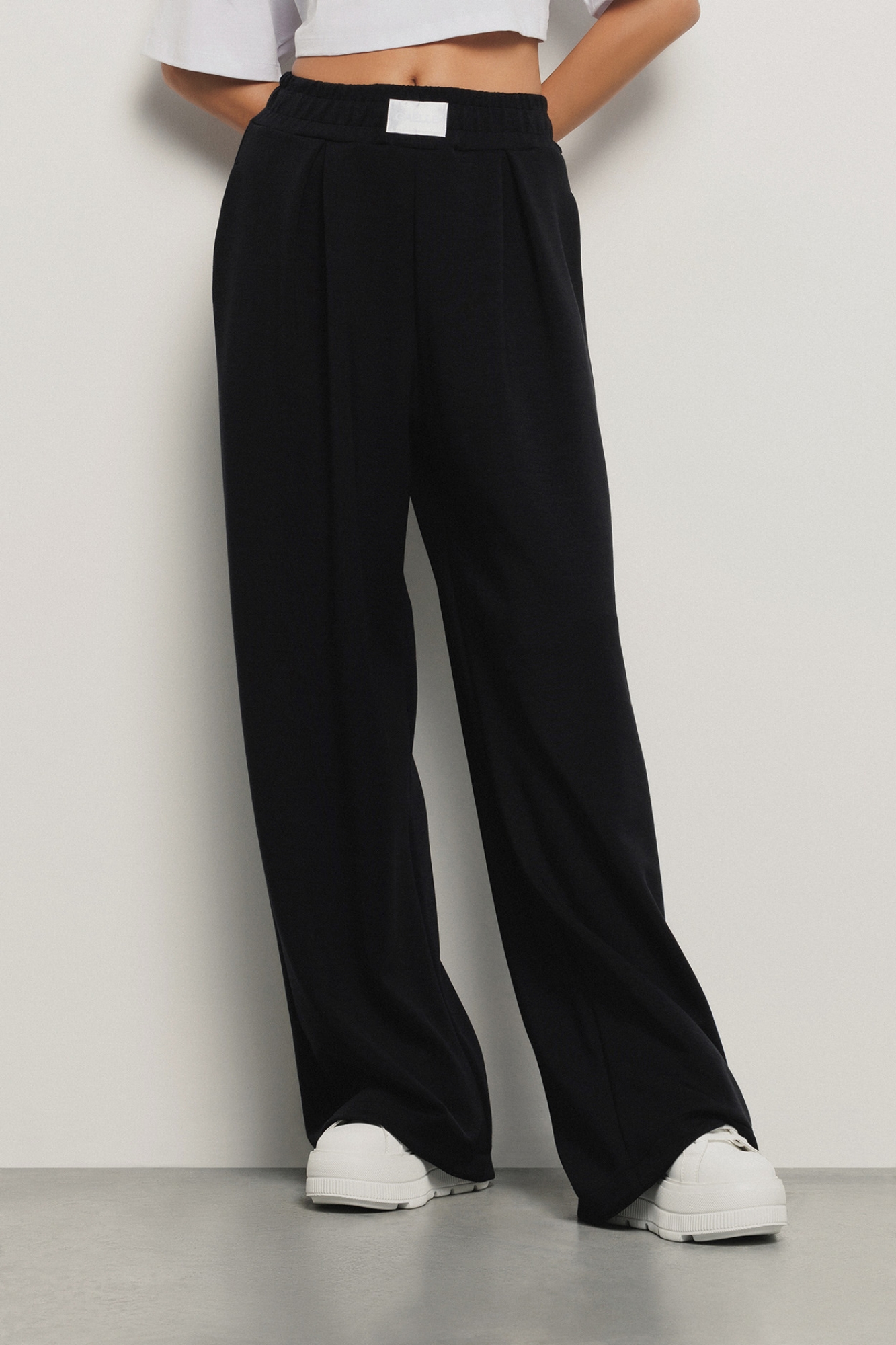 Pantalone dritto con etichetta davanti • Nero