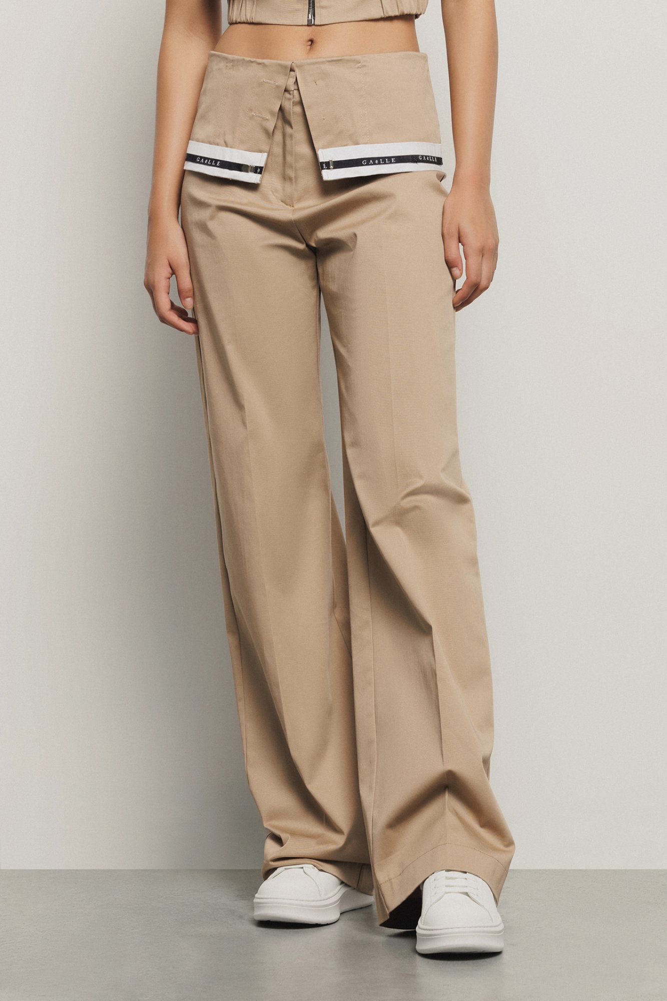 Pantalone con cinto risvoltato in gabardina • Safari