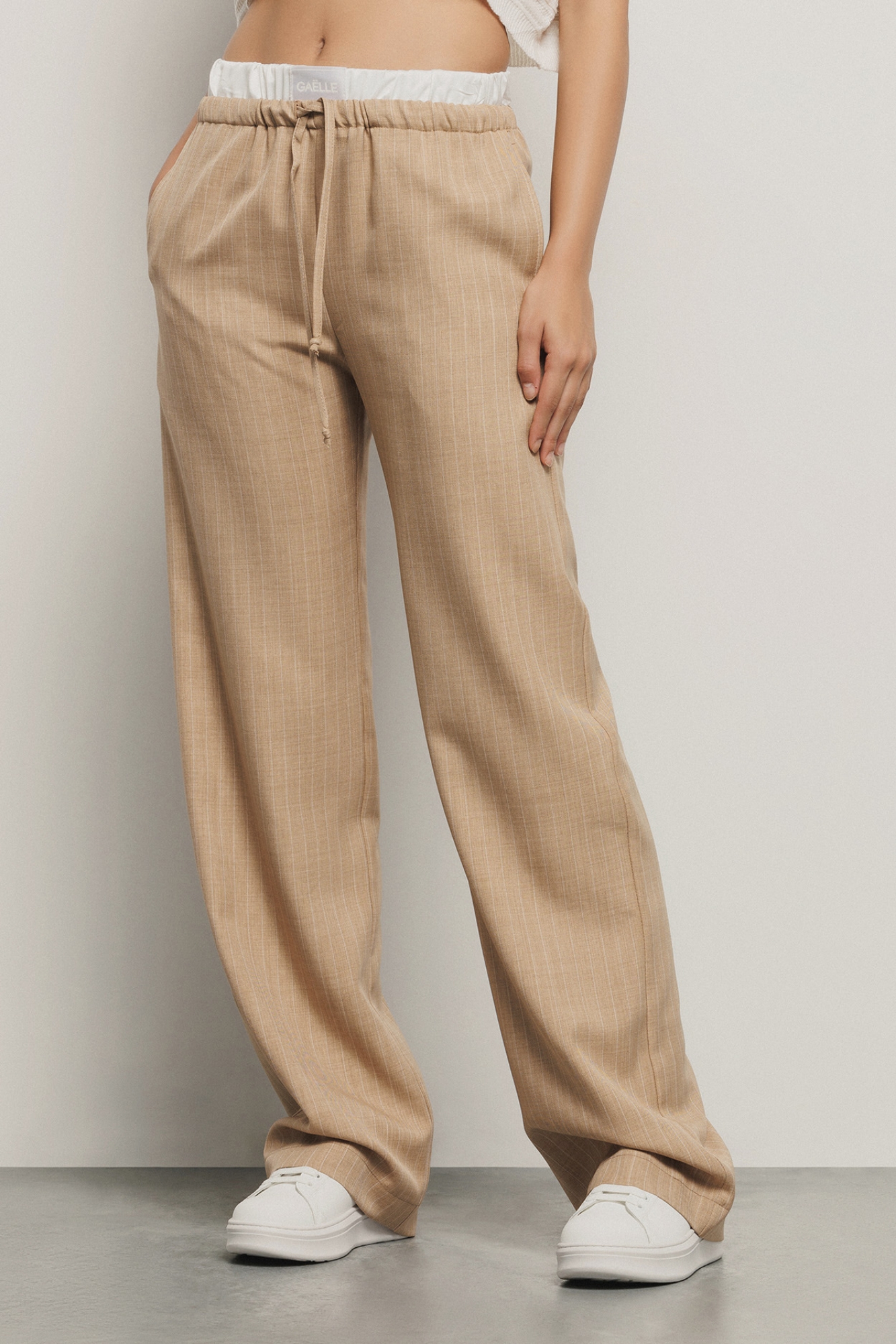 Pantalone dritto morbido con coulisse in vita e tasche nei fianchi aggiunta di finta mutanda in raso • Safari