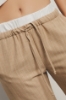 Pantalone dritto morbido con coulisse in vita e tasche nei fianchi aggiunta di finta mutanda in raso • Safari