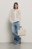 Maxi shoulder strap in ecopelle saffiano e logo in metallo • Safari