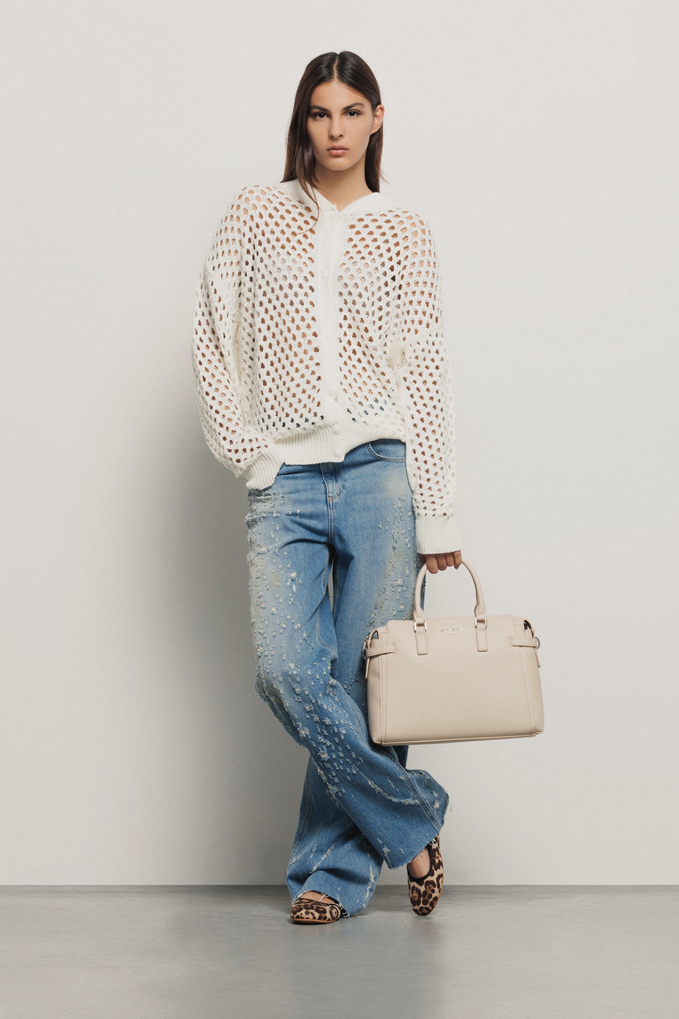 Maxi shoulder strap in ecopelle saffiano e logo in metallo • Safari