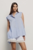 Camicia smanicata con retro sgodato in popeline vichy • Azzurro
