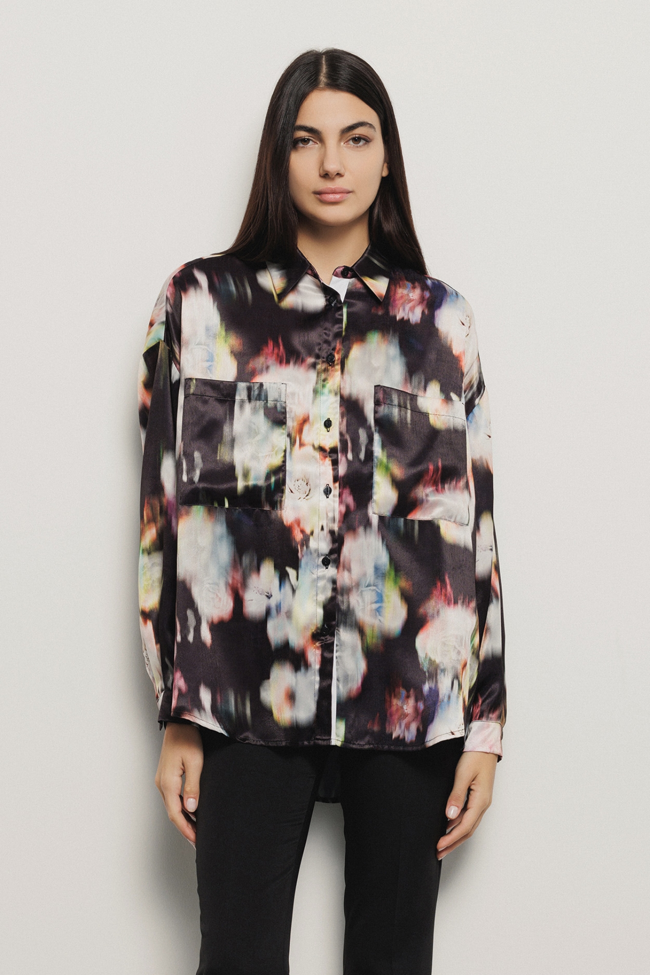 Camicia regular in raso stampato • Nero