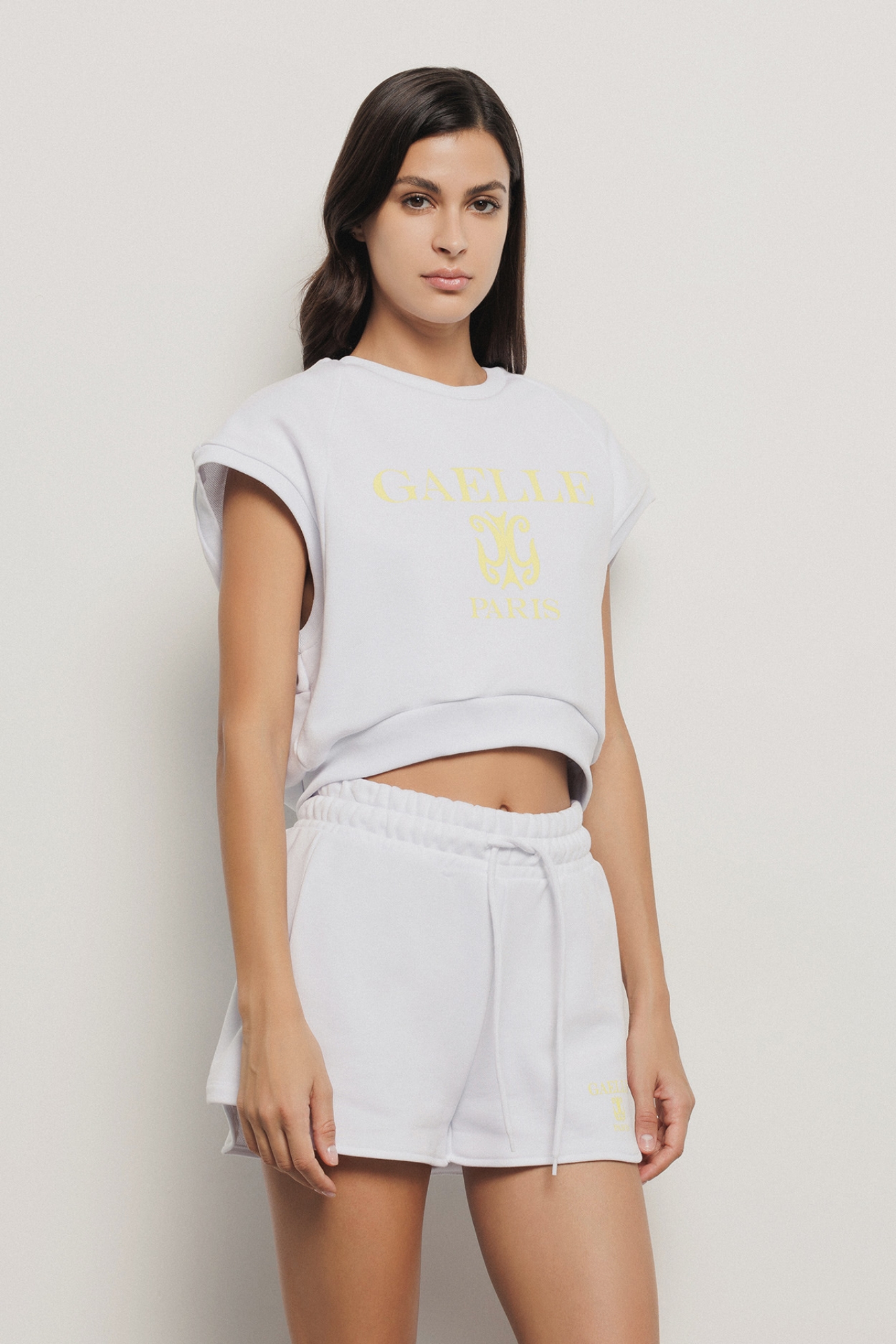 Felpa crop paricollo smanicata con dettaglio raglan e stampa • Bianco