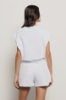 Felpa crop paricollo smanicata con dettaglio raglan e stampa • Bianco