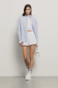 Felpa crop paricollo smanicata con dettaglio raglan e stampa • Bianco