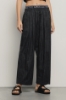 Pantalone carrot con piegoni e cinturino elasticato in twill • Nero