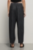 Pantalone carrot con piegoni e cinturino elasticato in twill • Nero