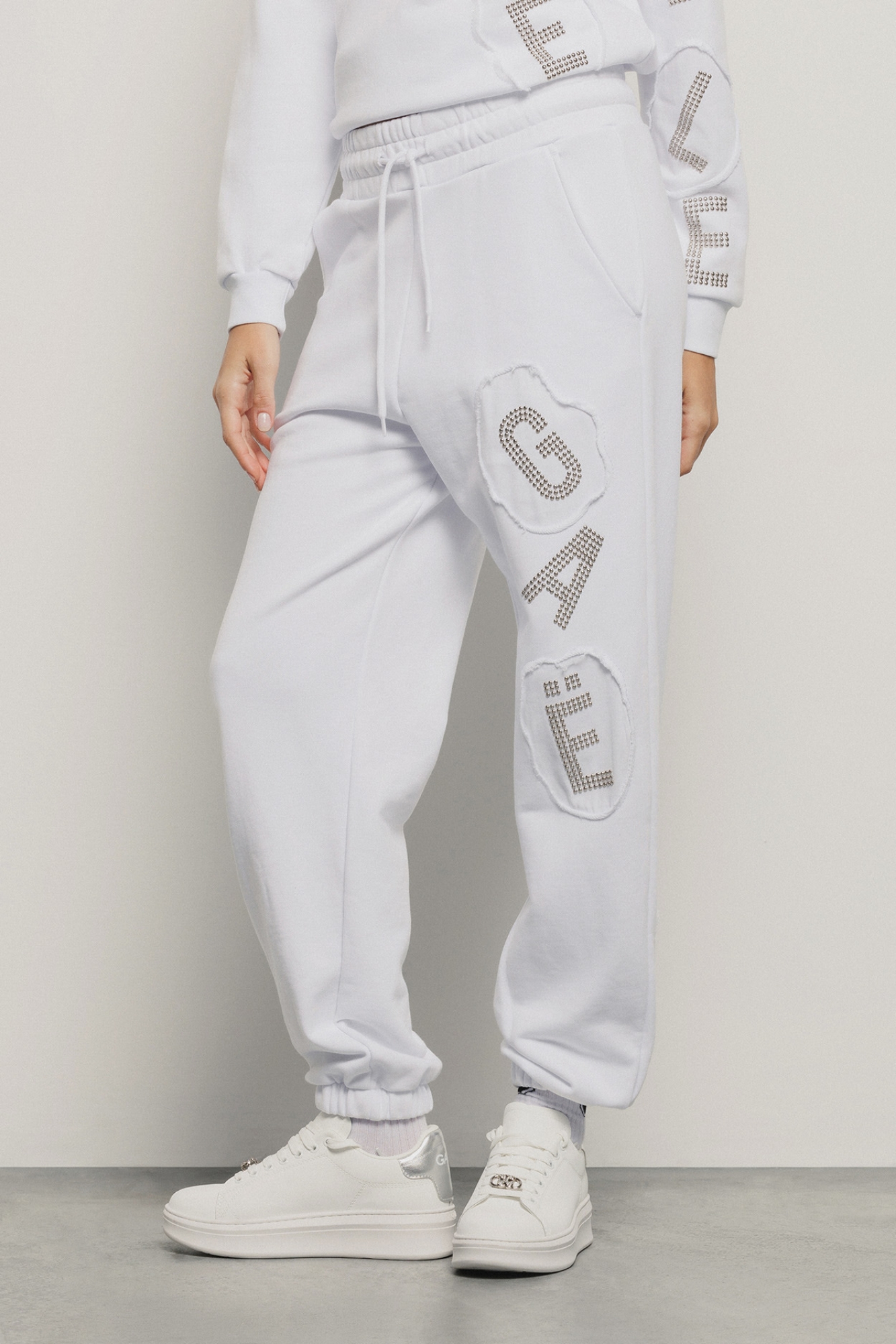 Pantalone in felpa tasche alla francese e ricamo • Bianco