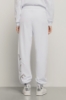 Pantalone in felpa tasche alla francese e ricamo • Bianco