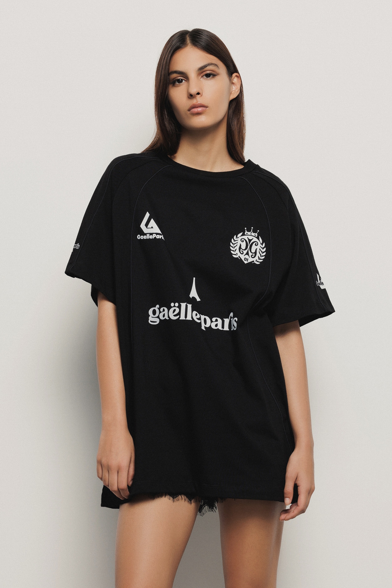 Maxi t-shirt paricollo con taglio raglan • Nero