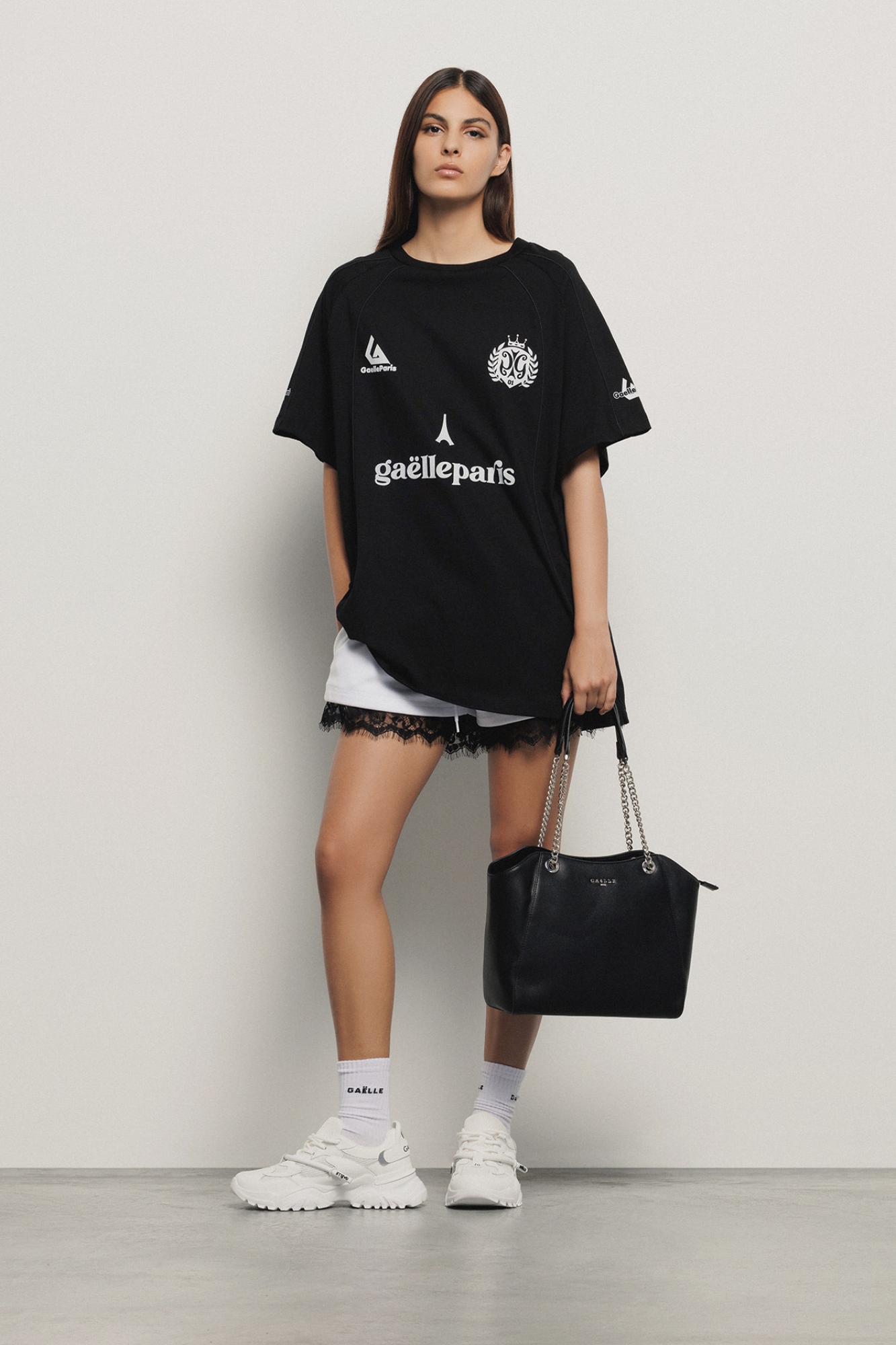 Maxi shoulder strap con logo in metallo • Nero