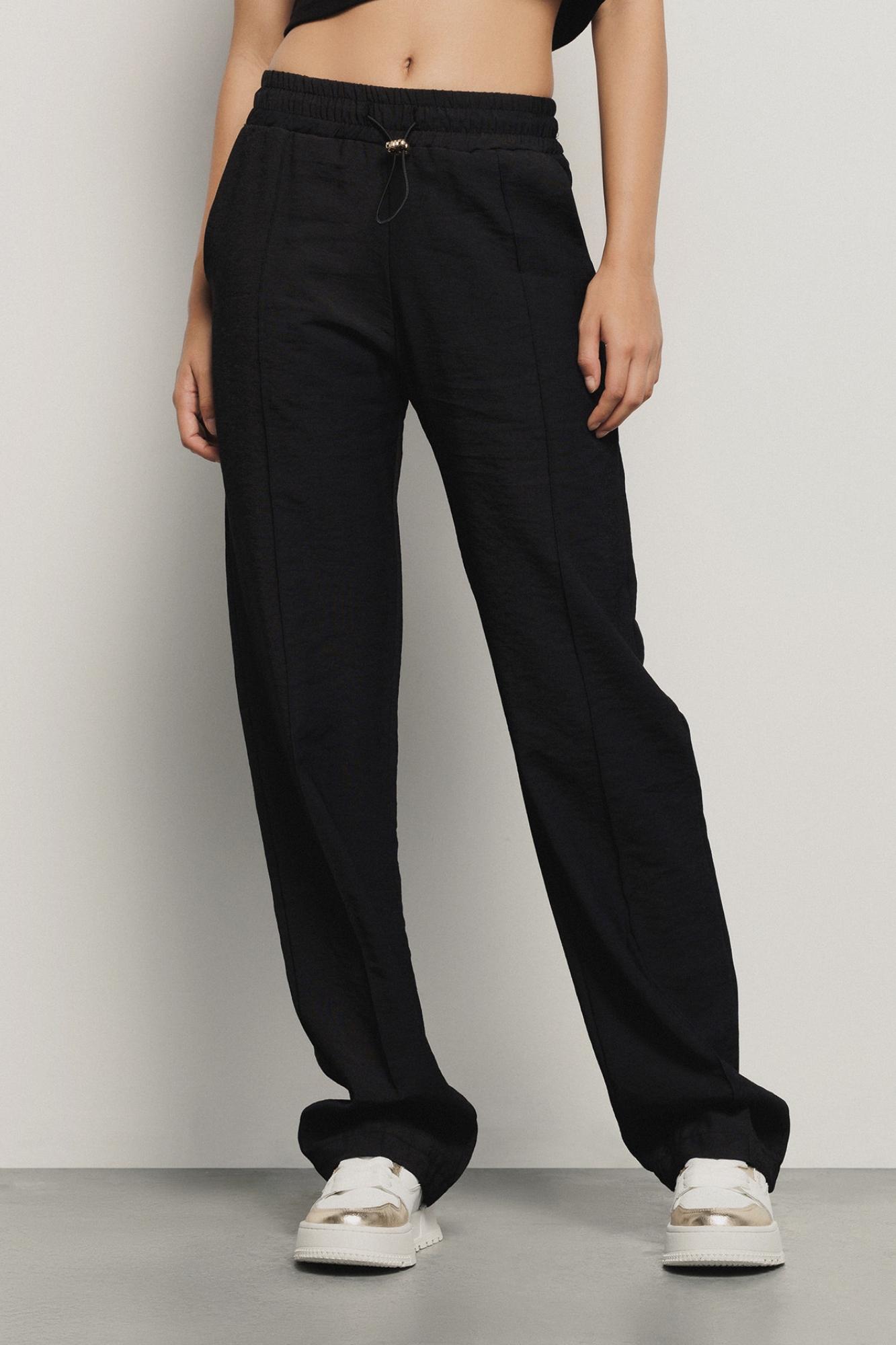 Pantalaccio in poliviscosa dritto morbido con coulisse in vita e tasche alla francese. • Nero