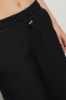 Pantalaccio in poliviscosa dritto morbido con coulisse in vita e tasche alla francese. • Nero