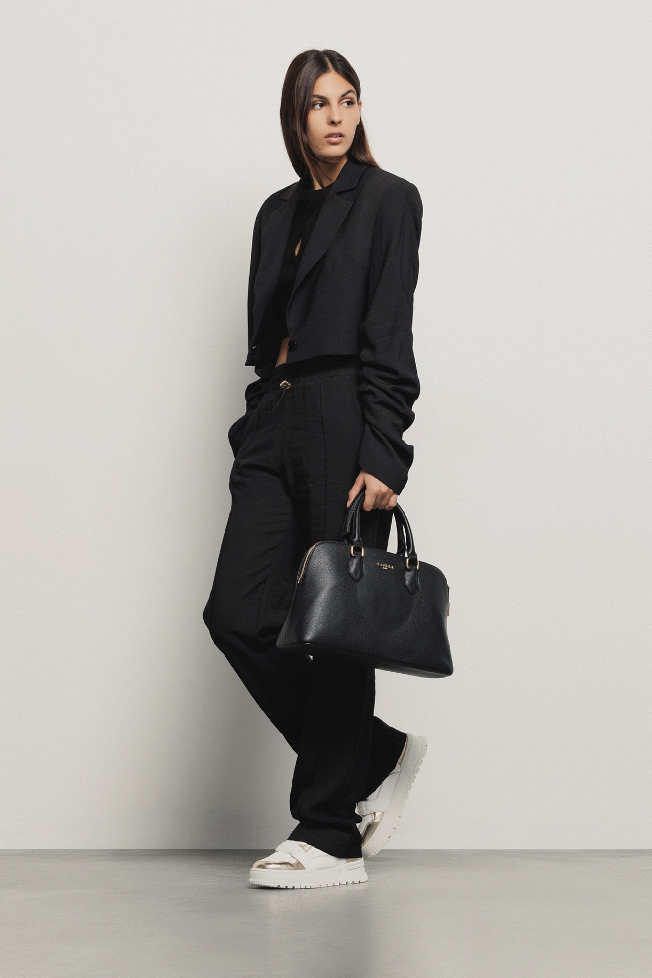Maxi shoulder strap con logo in metallo • Nero