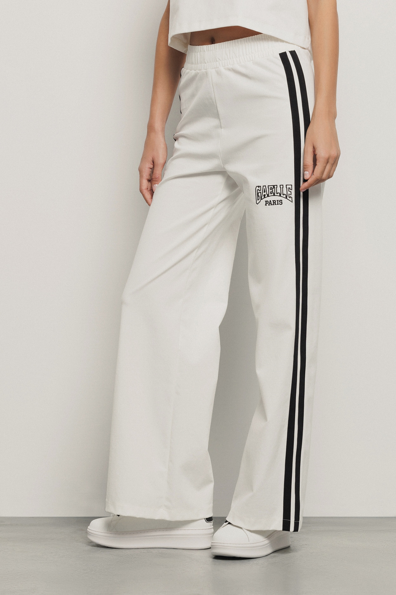Pantalone palazzo con bande su fianchi e stampa • Bianco