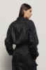 Bomber nylon cropped zippato con smacchinato su polsi e stampa • Nero