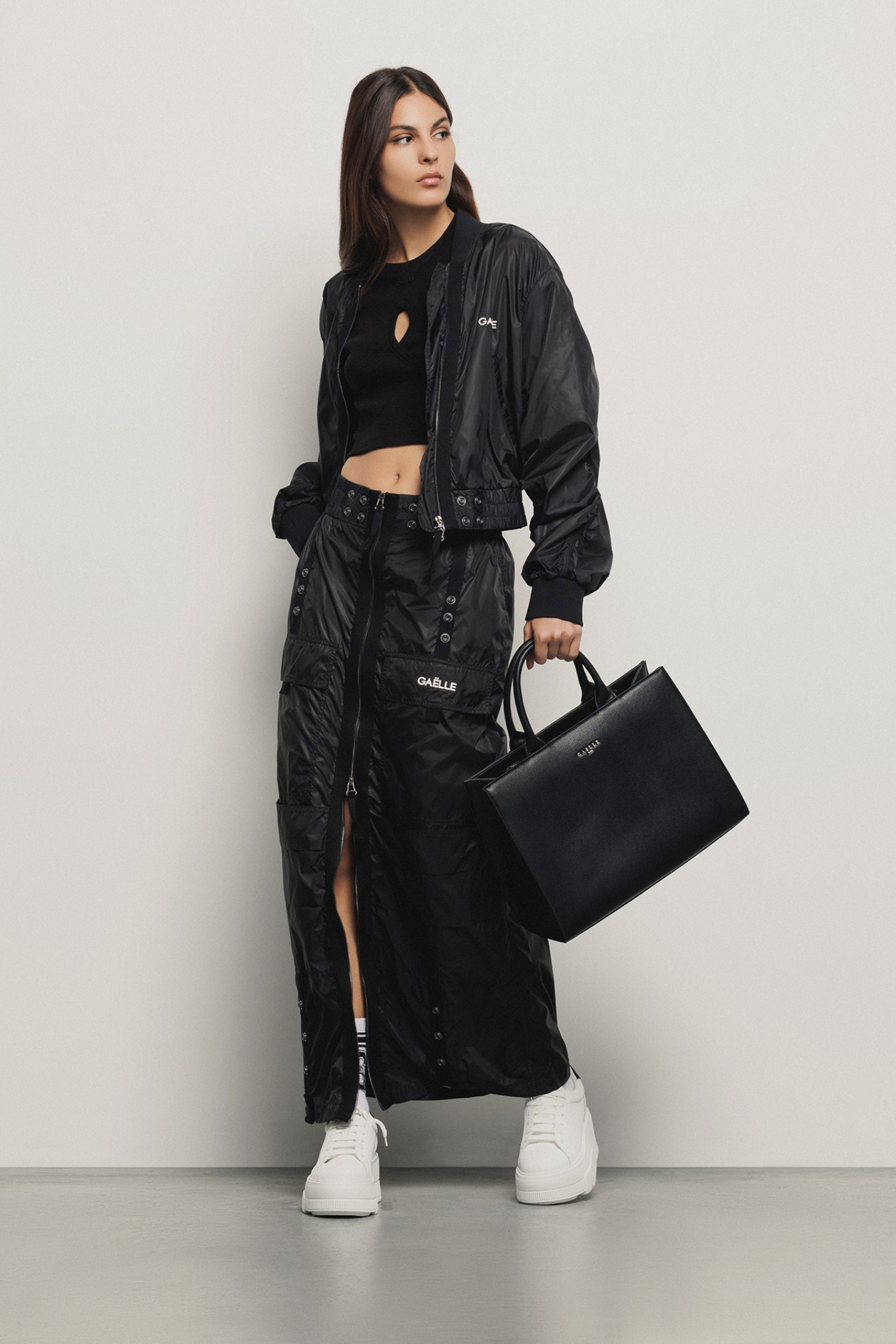 Maxi shopper con logo in metallo • Nero