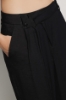 Pantalone a vita bassa in poliviscosa con cinturino in sovrapposizione pieghe e tasche alla francese • Nero